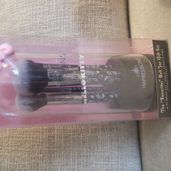 Hello Kitty 6 pc Makeup Brush Set & 2 reusable glass jars - Picture 3 of 12